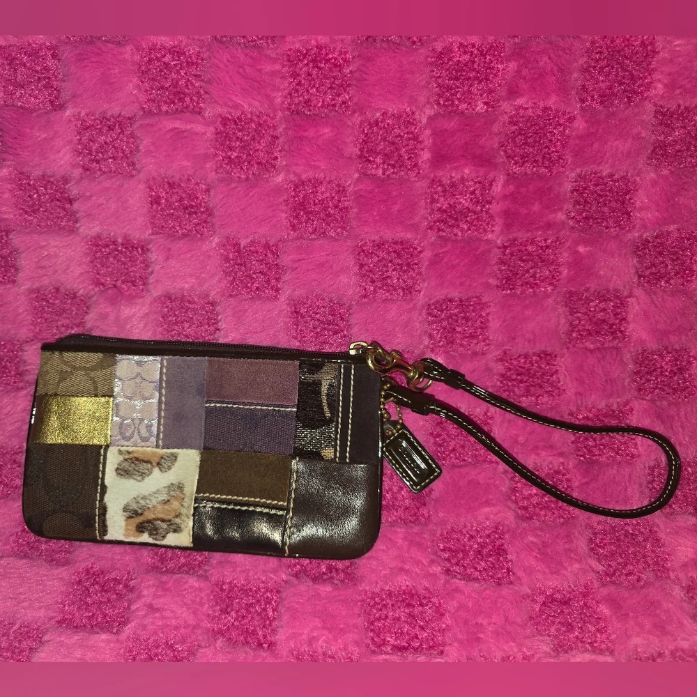COACH - Vintage Y2k Patchwork Wristlet - Picture 3 of 7
